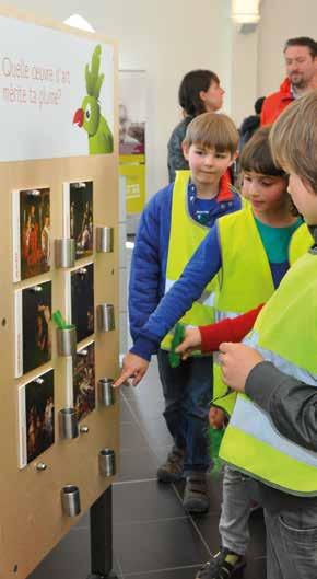 Hij staat niet alleen stil bij de wereldberoemde schilderijen van de Vlaamse primitieven, maar strijkt ook neer bij minder bekende kunstwerken van moderne meesters.