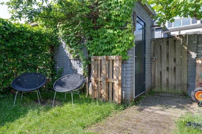 Op de begane grond treft u een ruime uitgebouwde woonkamer met lichtstraat aan en een nieuwe open keuken (2018) welke van alle gemakken is voorzien.