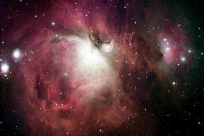 150 Nederlandse samenvatting FIGUUR 4 De Orionnevel in het wintersterrenbeeld Orion wordt tot lichten gebracht door de ioniserende straling van één van de sterren in het centrum van de nevel.