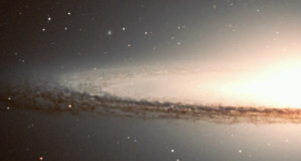 152 Nederlandse samenvatting FIGUUR 6 De Sombrero-nevel. Links: detailopname van een deel van de verduisterende stofring. Rechts: het gehele melkwegstelsel.