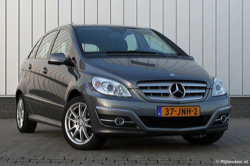 Michel van Breugel 8 januari 2010 Laatste offensief De B-klasse van Mercedes is alweer sinds 2005 op de markt. Dit model moest een jonger publiek aanspreken, dat zich te oud voelde voor de A-klasse.