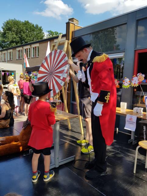 NIEUWS VAN DE OUDERRAAD PLEINFEEST Hooggeëerd publiek...!!! 5 juli jl. hebben wij het pleinfeest gevierd. Een mooi spektakel met veel activiteiten voor jong en oud.