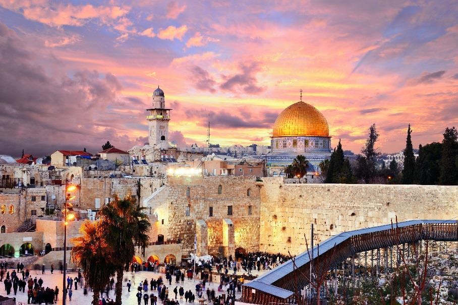 Bijbelse plaatsen, straatjes met oude ambachten en moderne badplaatsen, Israël heeft het allemaal. De hoofdstad van Israël is Jeruzalem die met ruim 800.000 inwoners de grootste stad van het land is.