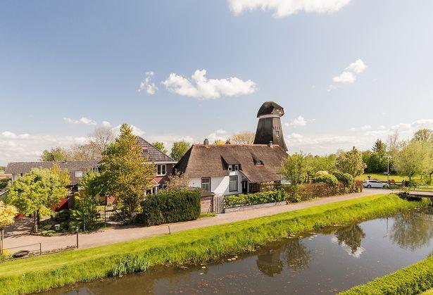 Omschrijving Op zeer fraaie en rustige locatie gelegen geschakeld woonhuis (nabij kasteel Het Nijenhuis) met vrij gelegen tuin op het westen.