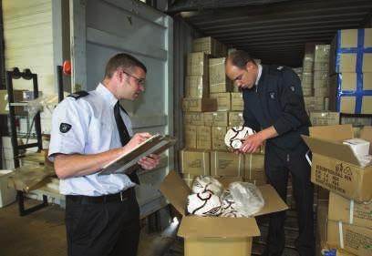 Er zijn heel veel verschillende beroepen. Veel mensen maken iets. Zij produceren goederen.