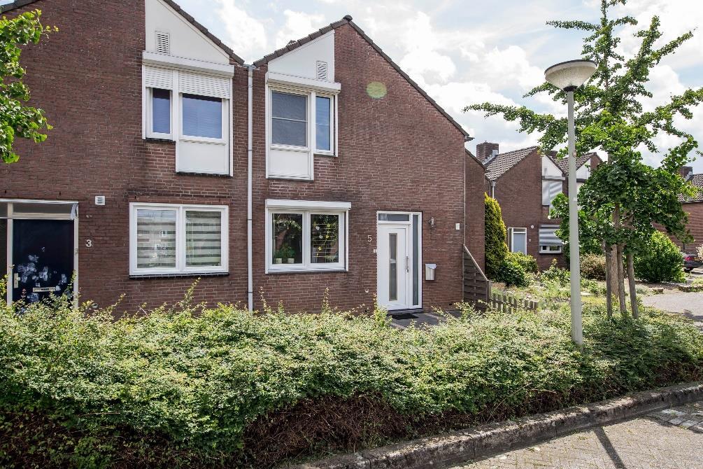 Bijzonderheden woning De woning ligt in Landgraaf op een perceel van 116 m2. Dit woonhuis is voorzien van kunststof kozijnen met dubbele beglazing en rolluiken.