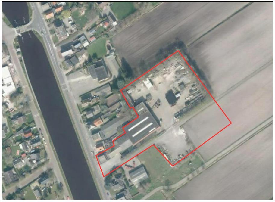Figuur 5.1 Luchtfoto en straatbeeld locatie Brugstraat 17 te Daarlerveen (Bron: ArcGIS) Initiatiefnemer is daarom voornemens om de bedrijfsbebouwing (excl.