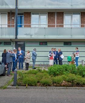 slopen. Door de vleermuizen alternatieve verblijfplaatsen aan te bieden in kasten aan de Walraven van Halllaan hopen we dat de vleermuizen niet in de sloopflats gaan overwinteren.