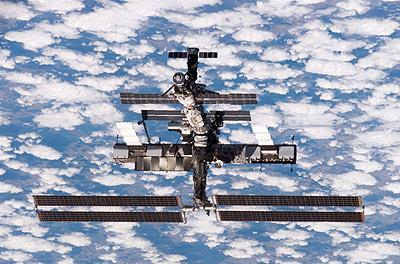 Krantenartikel De Europese Ruimtevaart Organisatie (European Space Agency, ESA) is een belangrijke hoofdrolspeler in het internationale Space Station ISS dat, boven de dampkring [rep stof] en vrij