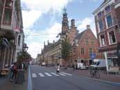 In 1642 werd deze brug vervangen door de huidige Koornbrug met drie bogen en chique natuurstenen fronten. Steek de Koornbrug over. Je staat voor het Stadhuis Leiden. 18.