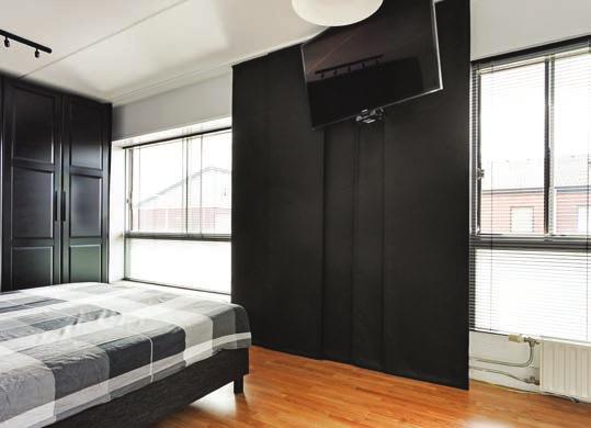 De slaapkamers zijn beide voorzien van laminaatvloeren, stucwerk wanden en schuiframen van aluminium waardoor een fijne inval van daglicht naar binnen komt.