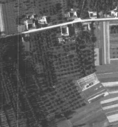 3.3. OUDE FOTO S Fig. 11: luchtfoto s van de hoeve en de sedert 1930 omringende boomgaard.