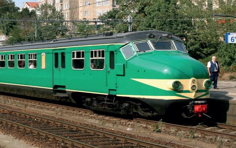 Wat is een stations toets? Foto collectie spoorwegmuseum Een Sprinter begint bij station Amsterdam Zuid. Op weg naar Almere stopt de trein op verschillende stations.