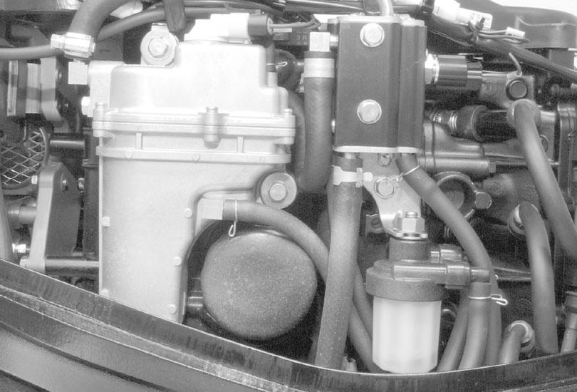 ONDERHOUD 2. Dri de besturing op de buitenboordmotor zo dt het ftpgt omlg wijst. Verwijder de ftpplug en tp de motorolie f in een drtoe geschikte bk.
