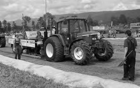 Opgave 4 Trekkertrek Bij trekkertrek (ook wel figuur 1 tractor pulling genoemd) moet een tractor een sleepwagen voorttrekken die opzettelijk een grote wrijvingskracht ondervindt: de voorkant van de