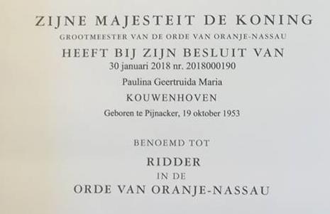 Uit handen van burgemeester Marja van Bijsterveldt heeft Paula Kouwenhoven in het oude Stadhuis van Delft de