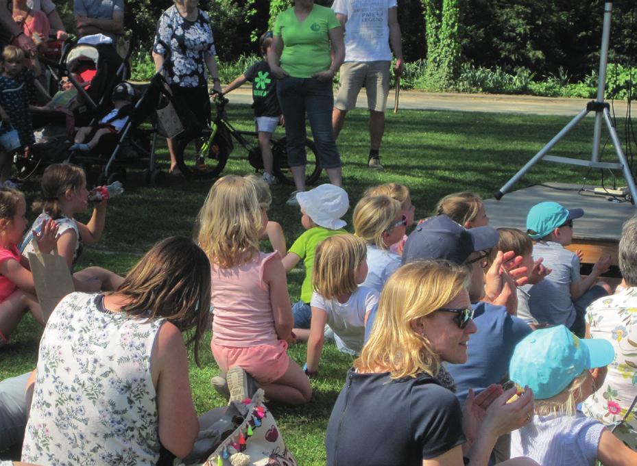 konden de kinderen genieten van een lekkere paaskoek. Wie genoeg energie had, kon huppelen met paaseitjes in een mandje tussen de paashazen.