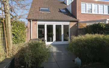 Blokfluithof 1, Nieuwegein Indeling (2/3) Tuin Vanuit de woonkamer heeft u via een mooie glazen pui met openslaande deuren toegang naar