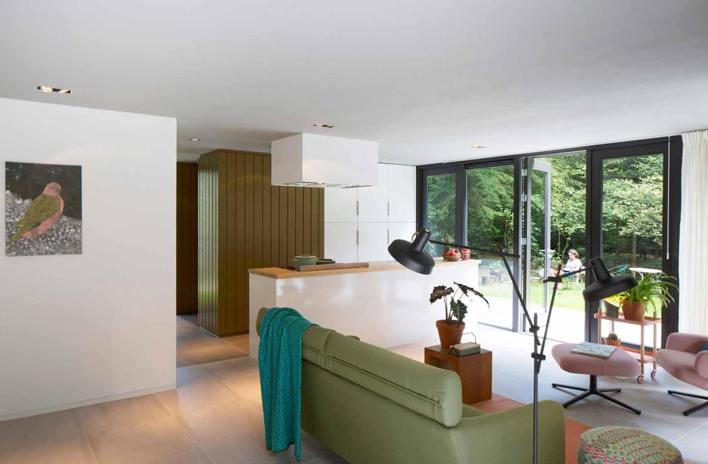 De keuken, waarvan de basis van Ikea komt, vormt een integraal onderdeel van de woonkamer. Het kookeiland oogt als een dressoir, wat de ruimte optisch vergroot.