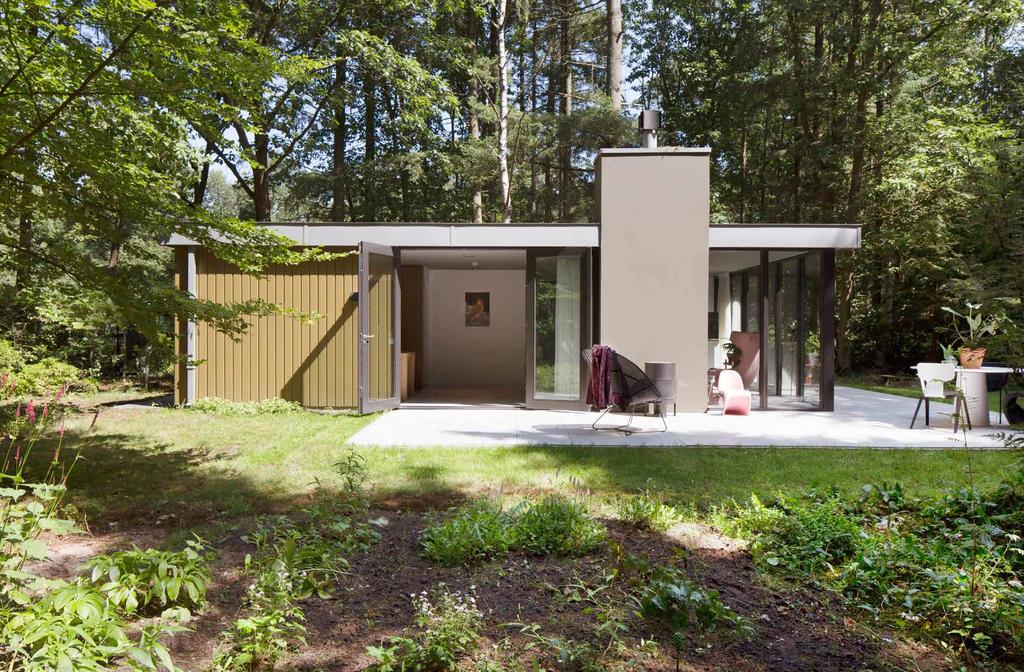 De compleet vernieuwde bungalow uit de jaren zestig is prachtig gelegen in het bos.