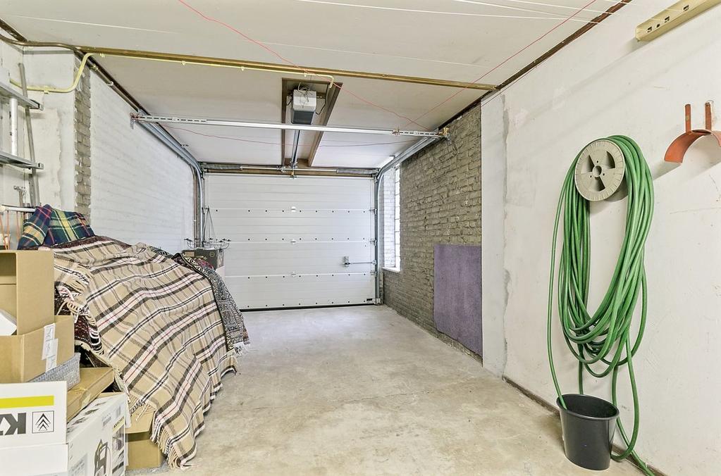 Ligging en indeling Wasruimte - ca. 1.83 x 2.20 m Wasruimte met dubbele wastafel. (mogelijk extra gasten badkamer ofwel separate wasmachineruimte). Garage - ca. 10.00 x 3.