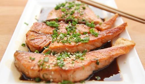 Een gezond avondmaal: Een gerecht van wilde vis zoals zalm of kabeljauw aangevuld met lekkere groenten naar keuze.