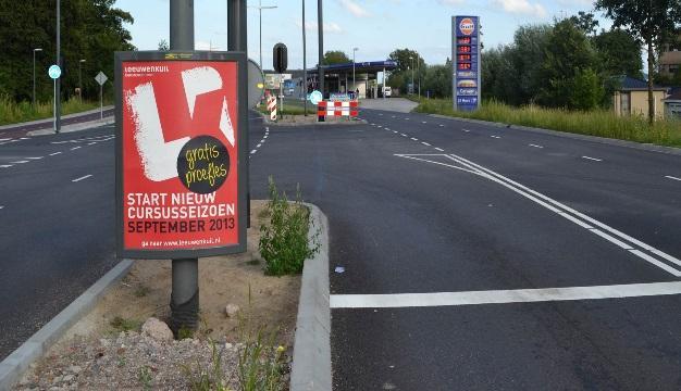 Adverteerders uit categorie 2 krijgen voorrang op campagnes uit categorie 3, welke bij voldoende beschikbaarheid van A0-reclamedisplays pas 8 weken voor de ingangsdatum van een campagne door de