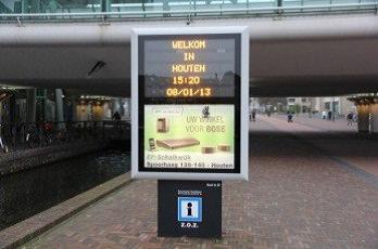 Muppi s/reclamezuilen Zuilen die meestal in winkelcentra te vinden zijn, circa 1,2 bij 1,75 meter. Inwendig verlicht en tweezijdig uitgevoerd.