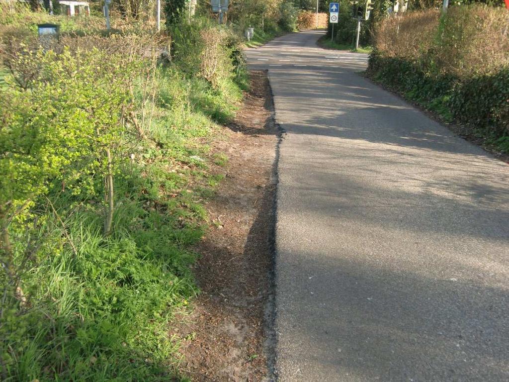 naast de weg. Het uitrijden van de bermen op de vele smalle weggetjes is en blijft een probleem.