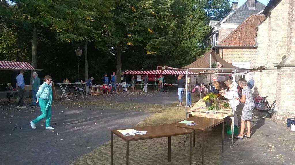 Voorbereidingen Start zondag 16-9 met marktkraampjes voor alle commissies.