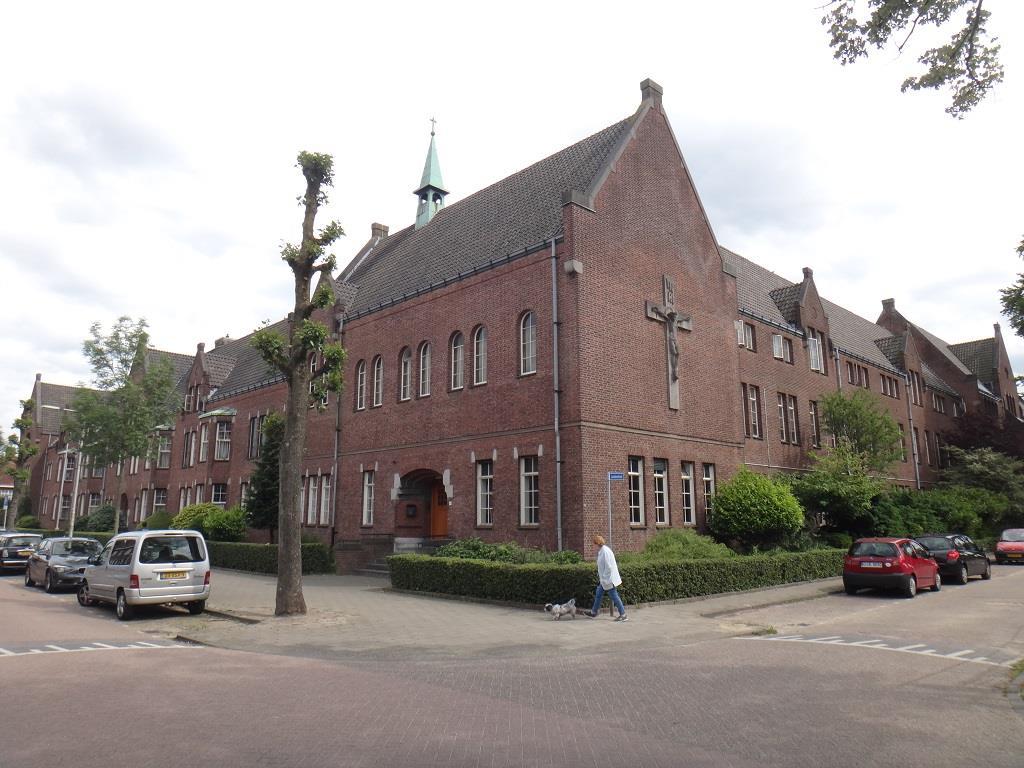 354 monument van de week 23 2019 Voormalig Sint Lidwinaklooster c.a. Pelgrimsweg 38-40, Loudonstraat 2 De gevel van Lidwina aan de Pelgrimsweg, links de ingang van het pension, rechts, onder de kapel, de entree van het klooster.