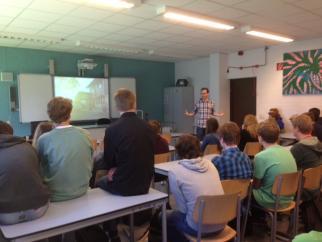 hun klasse. Op 10 april kwam Roy enthousiast vertellen over zijn ervaringen in de 4 e klassen, o.a. in de klas van zijn broer Tom. De leerlingen hingen aan zijn lippen.