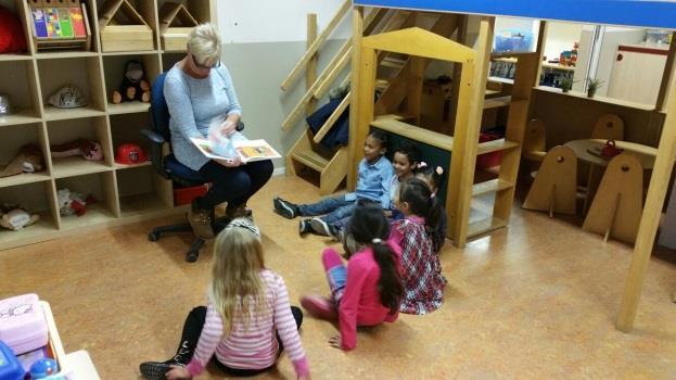 Kinderboekenweek Opa s en oma s (en stiekem toch ook een ouder) hebben voorgelezen aan de kinderen van de groepen 1 t/m 4.