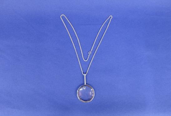 020001936 Decoratieve omhangloep. Chroom afwerking met ketting van ca. 80 cm.