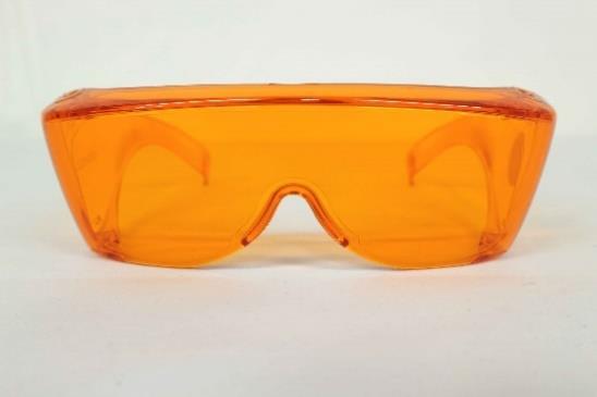 020002084 Beschermt tegen UV-A- en UV-B Kleur: oranje.