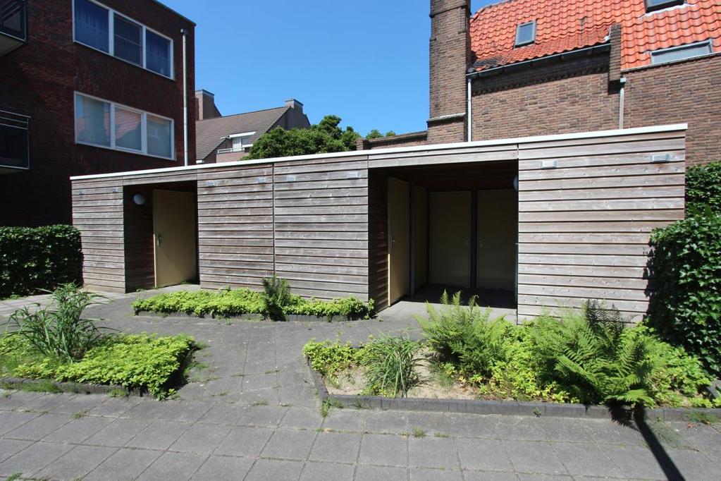 BERGING De binnenplaats is enkel voor appartementseigenaren toegankelijk. Hier staat een bergingsblok en een gemeenschappelijke opstelplaats voor de vuilcontainers.