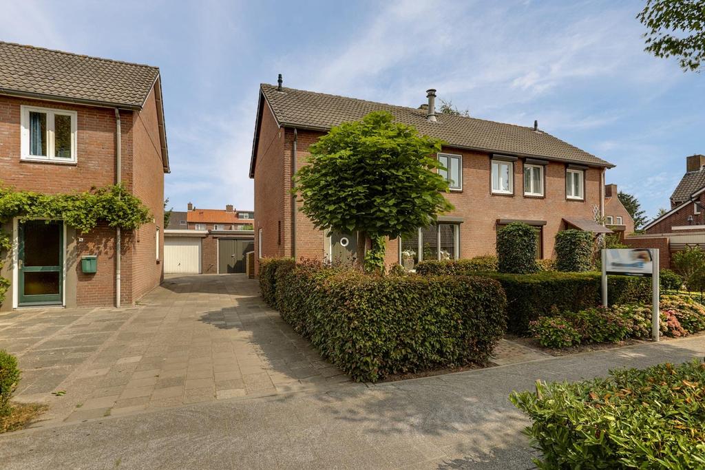 Met vrij uitzicht vanuit de woonkamer Aan de Beckershagen in Chaam, met vrij uitzicht aan de voorzijde staat deze sfeervolle, uitgebouwde 2- onder-1 kapwoning met garage en hobby-/speelruimte.