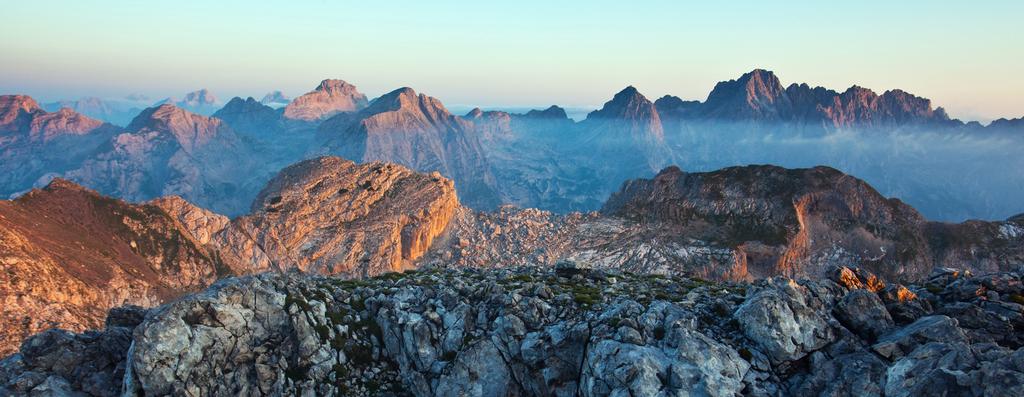 Je wandelt over bergruggen en door alpenweiden langzaam het land door van oost naar west.