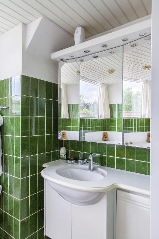 Badkamer De badkamer is netjes en voorzien van luxe massage ligbad (merk