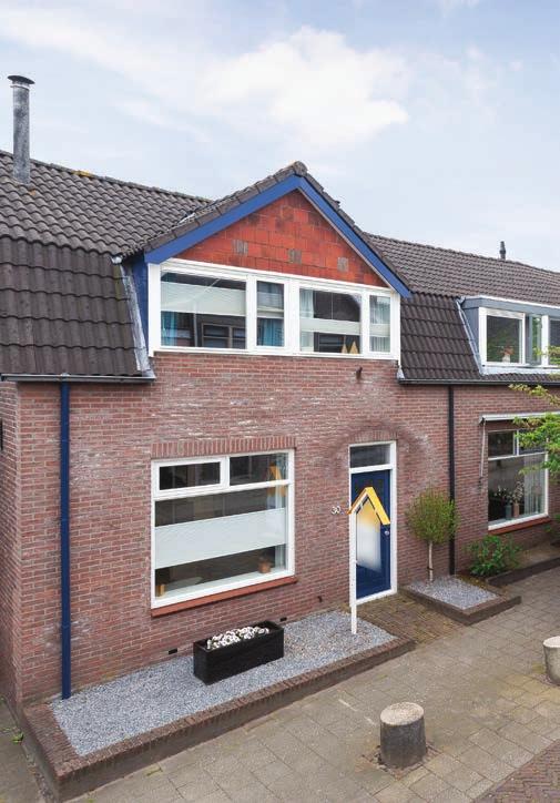 INTRO Aan de rand van het centrum van Veenendaal vindt u deze heerlijke jaren 30-woning met vier slaapkamers, een ruime living, heerlijk zonnige serre en riante tuin met veranda.