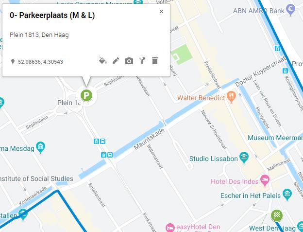 Alle (middel)grote voertuigen (parkeerkaart M en L) dienen te parkeren bij Plein 1813. Er zijn hier verkeersregelaars ter plaatse die het parkeren zullen coördineren.