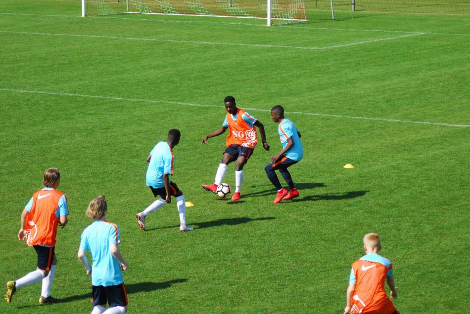 (Commerciële) voetbalscholen De KNVB constateert al enige tijd dat (talentvolle) jeugdvoetballers steeds vaker worden benaderd door (commerciële) voetbalscholen.