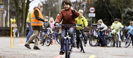 Na een betrekkelijk rustige periode op weg naar school in de zomervakantie, is er direct na de vakantie een enorme toename van kinderen die deelnemen aan het verkeer en moet de automobilist zich hier