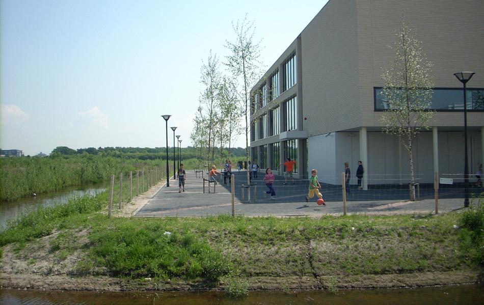 De betonnen rand vormt een scherp contrast met de natuurlijke omgeving waardoor er sprake is van een optimale ruimtelijke integratie tussen de school en de natuurlijke