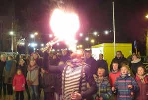 inwoners en passanten op de kerstmarkt 16