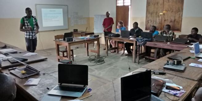 De training door Hartger in Malindi Personeel van BG en de kinderen zijn blijer met deze verandering dan uitgedrukt