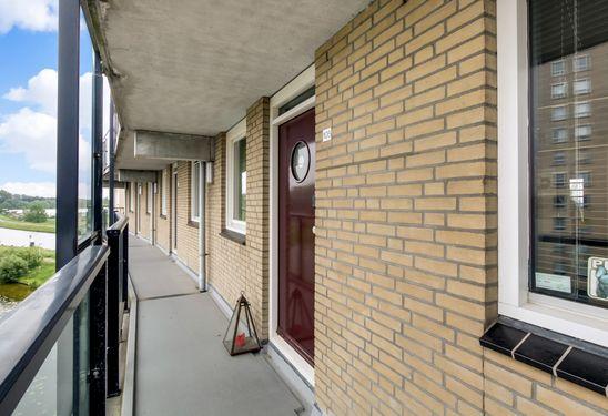 Parkeren kunt u op het ruime parkeerterrein voor de deur en u heeft een eigen berging op de begane grond. Het gehele appartement is geïsoleerd.