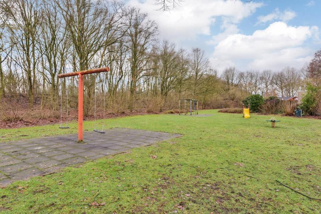 Bijzonderheden Badkamer en toilet zijn in 2011 vernieuwd Het dak van de berging is in 2015 vernieuwd Begane grond is voorzien van een laminaatvloer Verwarming via heteluchtverwarming (Brink) Warm