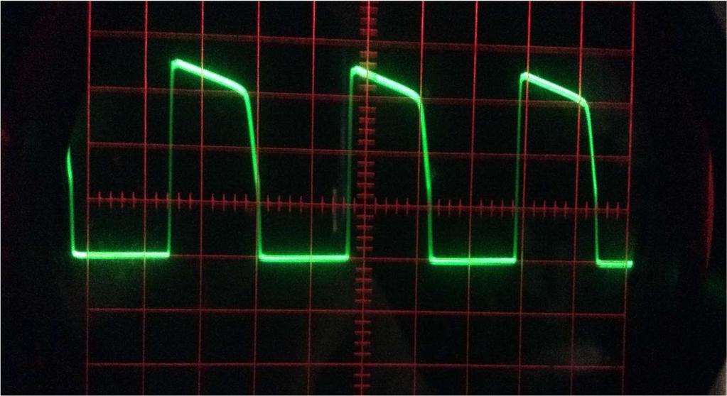 De LED begint flauw te "branden" vanaf 2,5 volt maar heeft rond de 3,2 volt nodig om op te lichten. Dus de LED aangesloten op een voeding, batterij, van 1,5 volt gaat zeker niet oplichten.