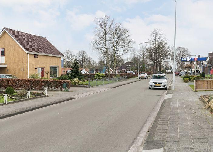 Bijkeuken met toiletruimte, witgoedaansluiting en tevens een deur naar de diepe achtertuin. De aangebouwde garage is 9,5 x 4,5 en heeft een zolder.